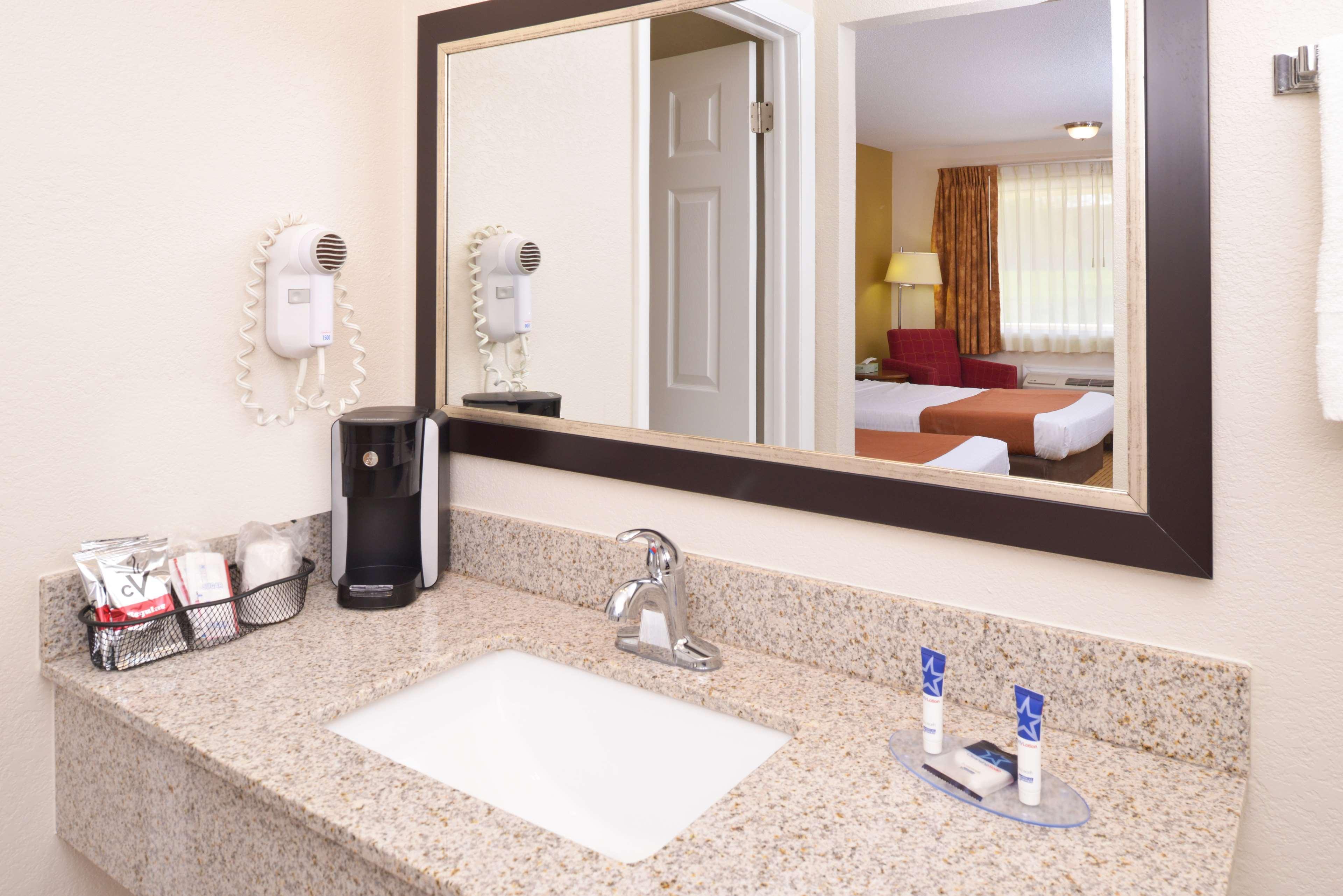 Americas Best Value Inn Plattsburgh Eksteriør bilde