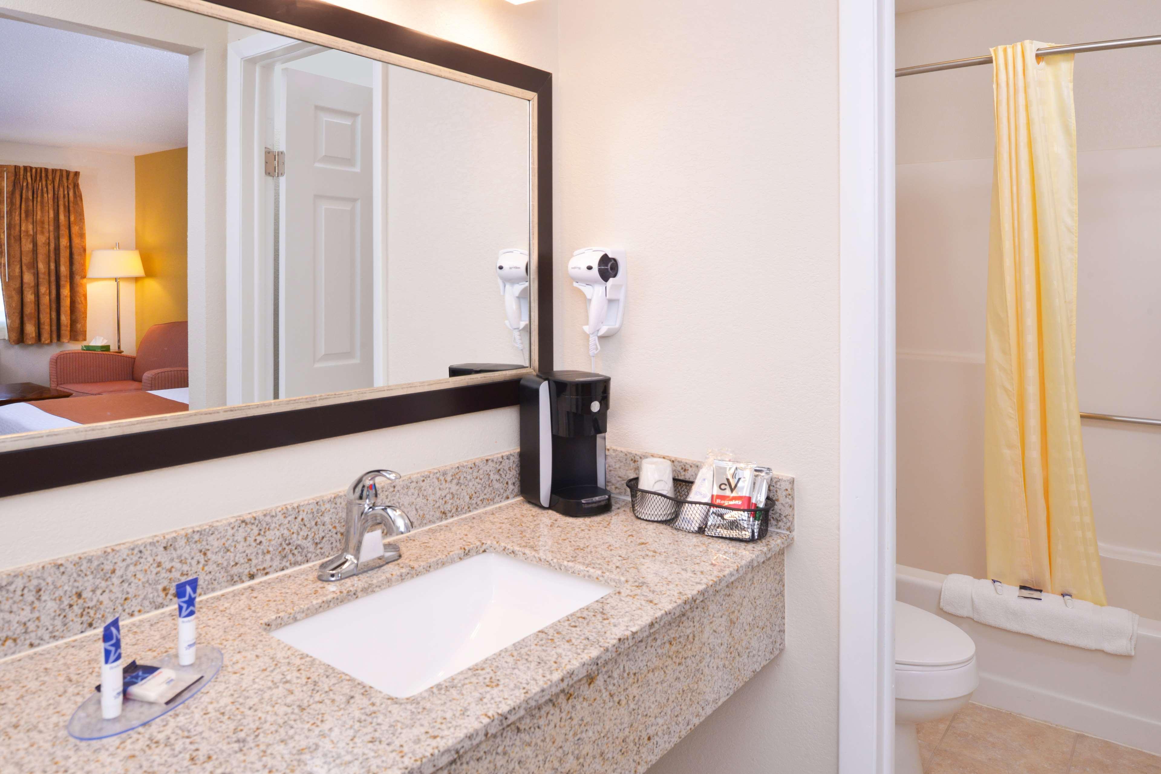 Americas Best Value Inn Plattsburgh Eksteriør bilde